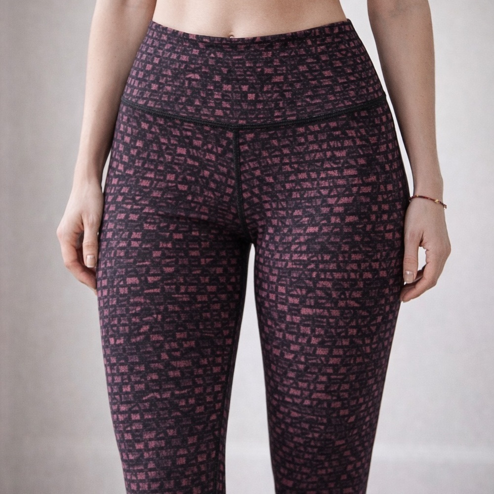Lululemon Black and Pink Yoga Pants/Leggings size 2